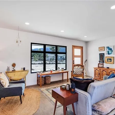 Cozy Fresh Desert Hideaway, 5 Mins To Joshua Tree
